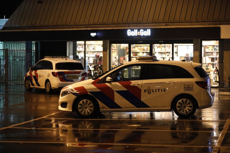 De politie was na de overval op de slijterij met meerdere eenheden aanwezig (foto: Christian Traets/SQ Vision).