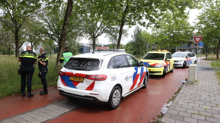 Vanwege de brand werden naast de brandweer ook de politie en een ambulance opgeroepen (foto: Sander van Gils/SQ Vision).