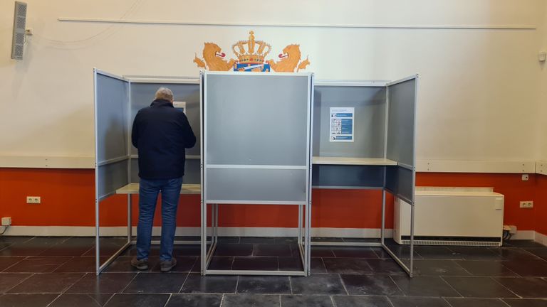 De eerste stemmers in Geertruidenberg (foto: Noël van Hooft).