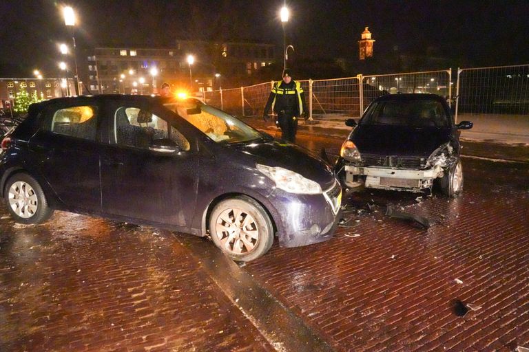 Twee auto's in Helmond beschadigd door de gladheid (foto: Harrie Grijseels/SQ Vision Mediaprodukties).