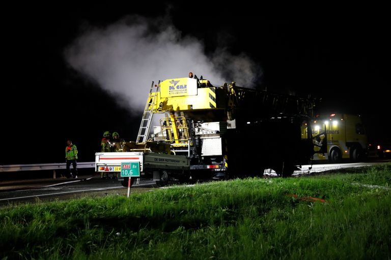 Rijkswaterstaat vreest dat de nasleep van de brand de hele ochtend in beslag zal nemen (foto: Christian Traets/SQ Vision).