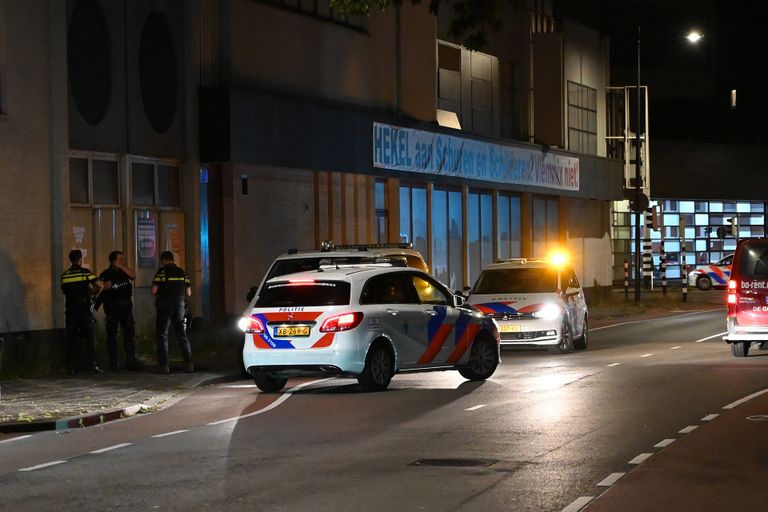 De politie was dinsdagavond vlak voor middernacht met veel mensen aanwezig op de Bredase Tramsingel (foto: Perry Roovers/SQ Vision).