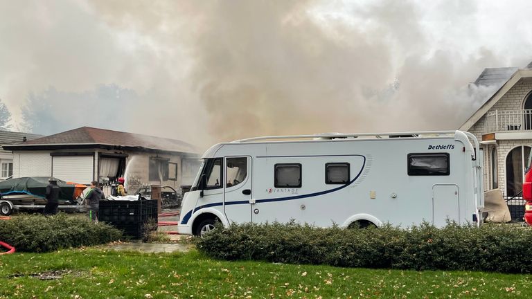 Ook veel schade aan deze woonwagen (foto: Imke van de Laar).