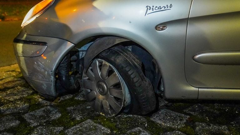 De schade aan de auto (foto: Dave Hendriks/SQ Vision Mediaprodukties).
