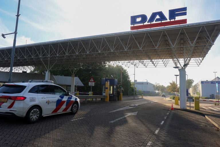 Ook de politie kwam na de brandmelding snel naar DAFG Trucks in Eindhoven (foto: Arno van der Linden/SQ Vision).