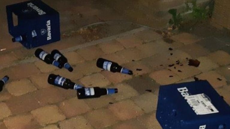 De buurvrouw raakte gewond door de bierkratjes (foto: Facebook politie Oss).