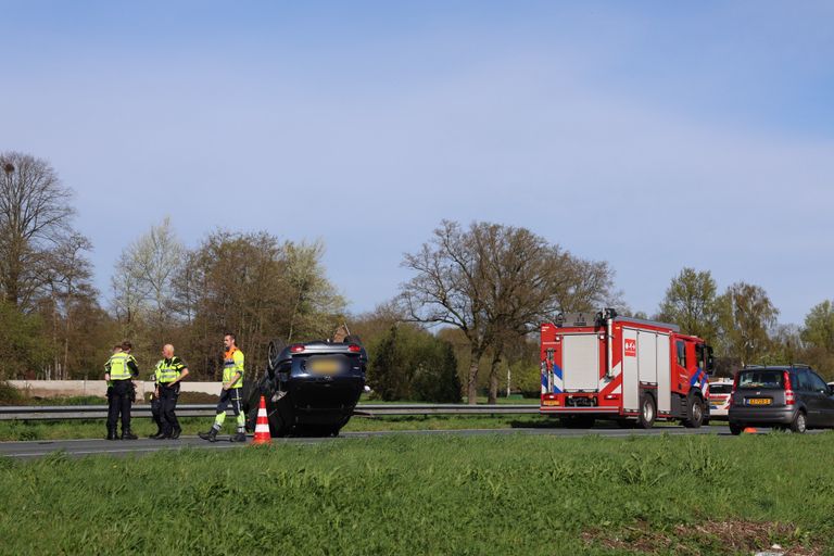 De auto sloeg bij Sint-Oedenrode over de kop (foto: Sander van Gils/SQ Vision).