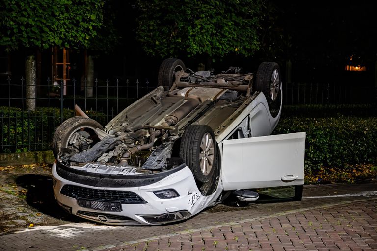 De bestuurder van de auto was de macht over het stuur kwijtgeraakt en ramde met zijn auto een boom (foto: Jack Brekelmans/SQ Vision).