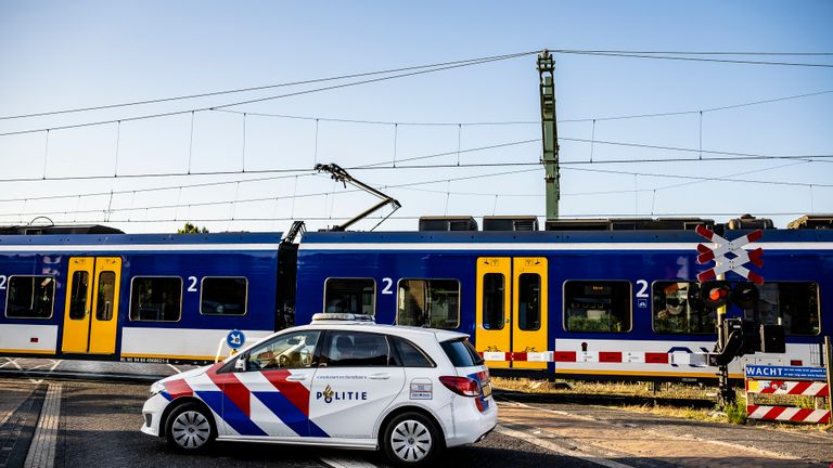 Het treinverkeer werd na de aanrijding van de fiets in Rijen stilgezet (foto: Jack Brekelmans/SQ Vision).