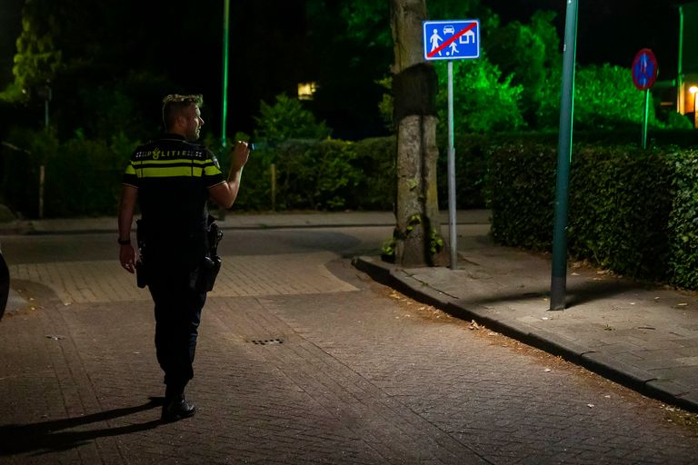 De politie doet onderzoek rond het appartementencomplex aan de Sint Willibrordusstraat in Berghem (foto: Gabor Heeres/SQ Vision).
