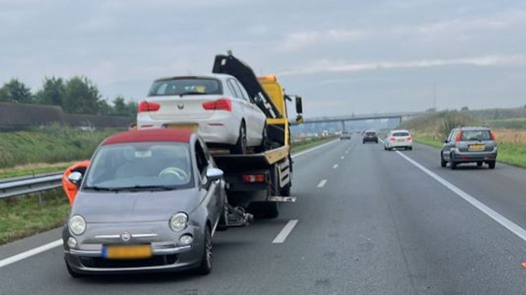 De twee auto's die bij een botsing op de snelweg A50 betrokken waren, worden afgevoerd (foto: Rijkswaterstaat).