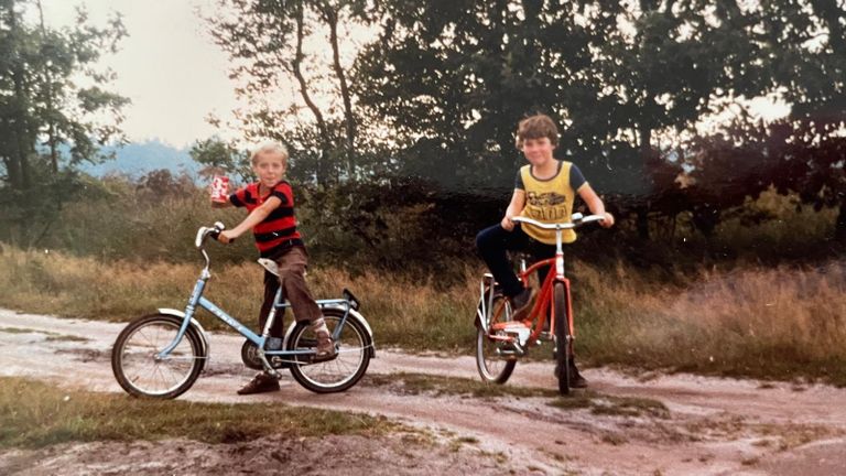 Een jonge Patric (links) en Erwin (rechts) op de fiets (privéfoto).