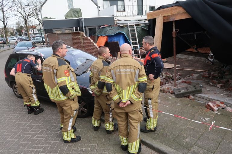 Brandweerlieden beoordelen de situatie (foto: Perry Roovers/SQ Vision).