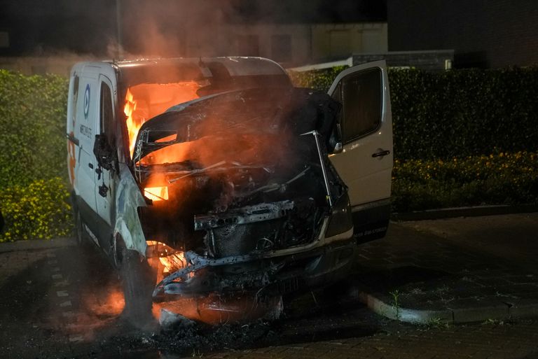 De bestelbus aan de straat Struisgras in Heesch brandde volledig uit (foto: Gabor Heeres/SQ Vision).