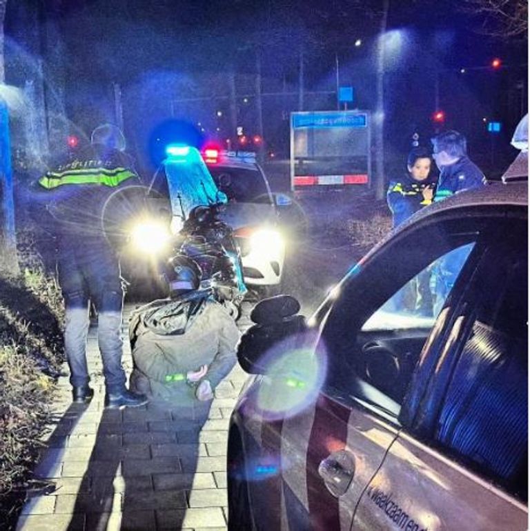 De scooterrijder kon na een korte achtervolging worden aangehouden (foto: Instagram politie Den Bosch).
