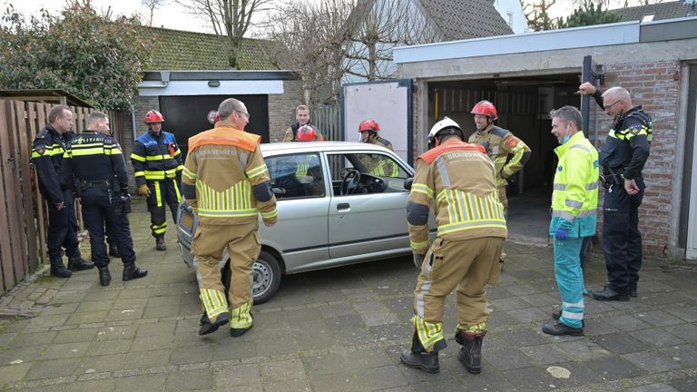 De schade aan de auto lijkt mee te vallen (foto: Perry Roovers / SQ Vision).