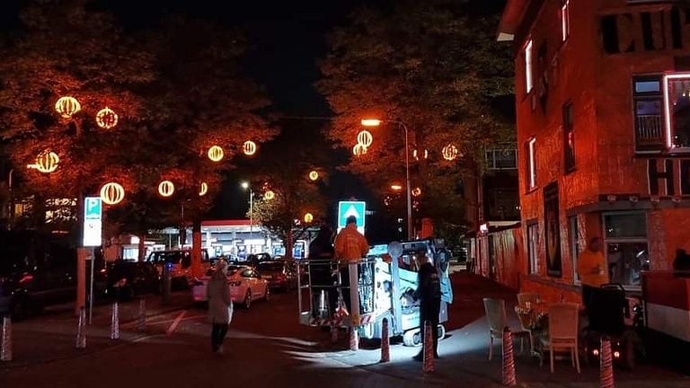 De verlichting in Den Haag hangt er al 24 jaar. (Foto: Danny van Dijk)