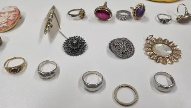 Een deel van de gevonden sieraden (foto: Instagram wijkagenten Woensdrecht en politie Bergen op Zoom). 