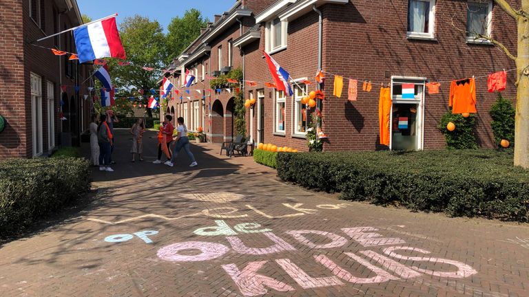 Een feestelijke buurt in Handel tijdens Koningsdag (foto: Imke van de Laar)