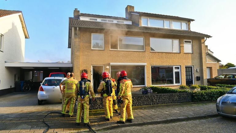 Het huis waar een airfryer een brand en veel rook veroorzaakte (foto: Rico Vogels/SQ Vision Mediaprodukties).