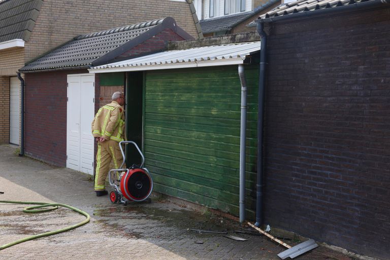 Het schuurtje in Best dat vlam vatte bij het wegbranden van onkruid (foto: Sander van Gils/SQ Vision).