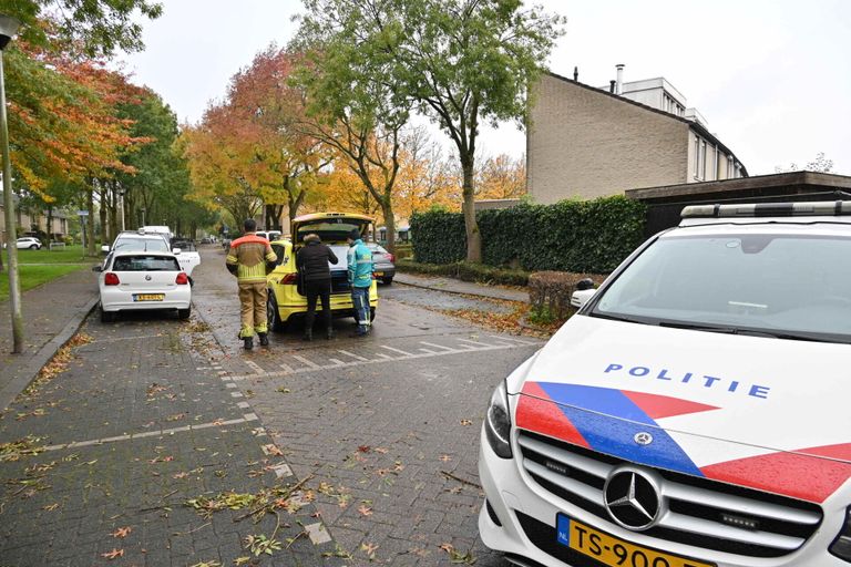 Voor de zekerheid kregen mensen in de wijk in Etten-Leur het advies binnen te blijven (foto: Tom van der Put/SQ Vision).