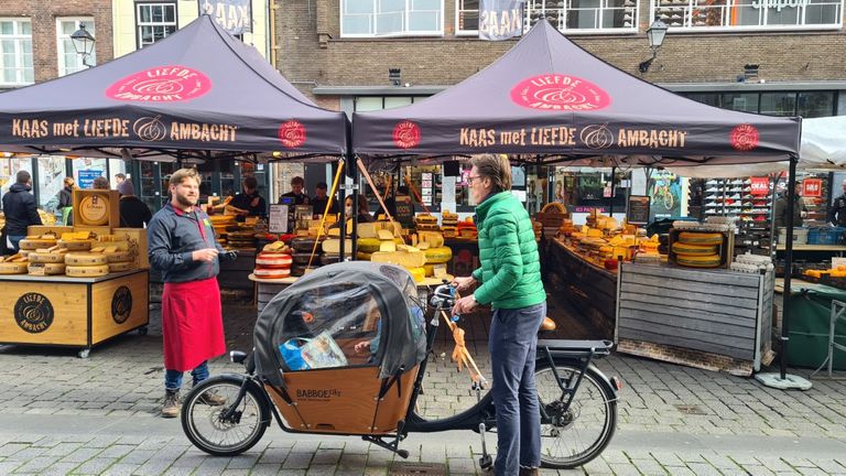 Kaasboer Ruben Duijts mist de horeca in de stad (foto: Noël van Hooft)