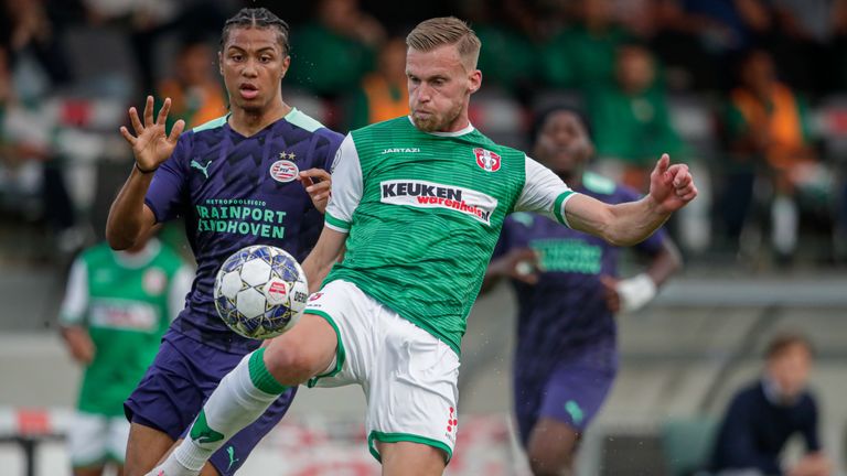 Toine van Huizen (FC Dordrecht, r.) houdt Jong PSV'er Foda Fofana van de bal (foto: Orange Pictures). 