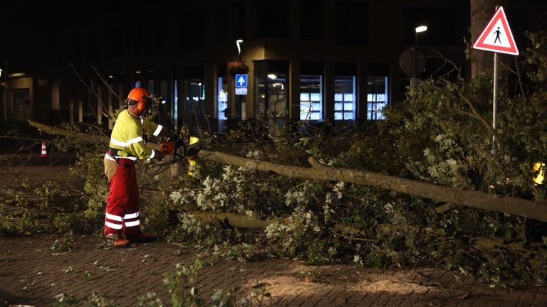 Brandweer zaagt een afgebroken boom in stukken in Schijndel (foto: Sander van Gils/SQ Vision)