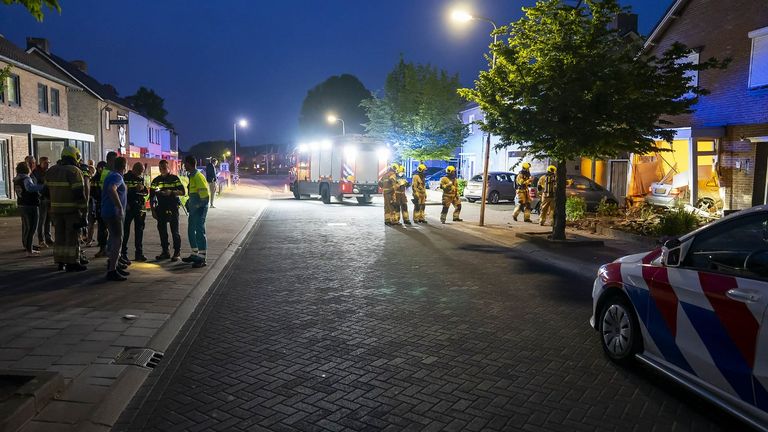 De ravage bij het huis in Oss trok het nodige bekijks (foto: Gabor Heeres/SQ Vision).