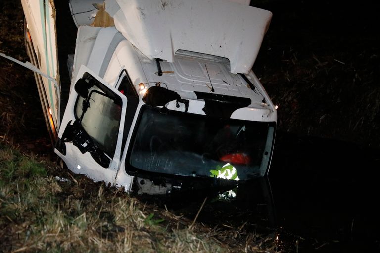 De vrachtwagenchauffeur kon ongedeerd uit de cabine komen (foto: Christian Traets/SQ Vision).