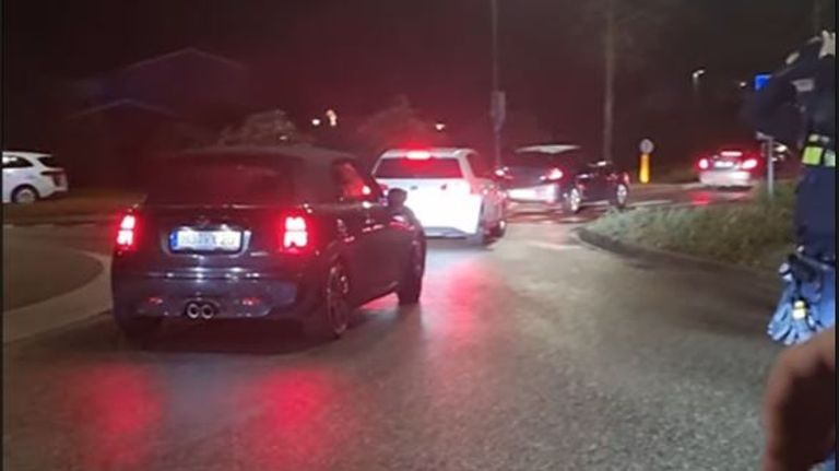 De politie begeleidde de carmeetingdeelnemers in Cuijk naar de A73 (foto: Instagram politie Cranendonck-Heeze-Leende).