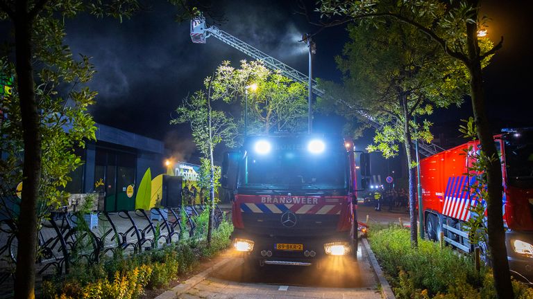 Bij de brand in winkelcentrum Oosterhof in Boxtel kwam veel rook vrij (foto: Sander van Gils/SQ Vision).