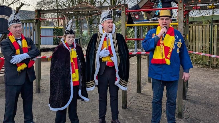 Adjudant Peter, jeugdprinses Sofie en Prins Jeroen met waarnemend burgemeester Eric Ronnes (foto: Jacques Bertens Loonsfotowerk).