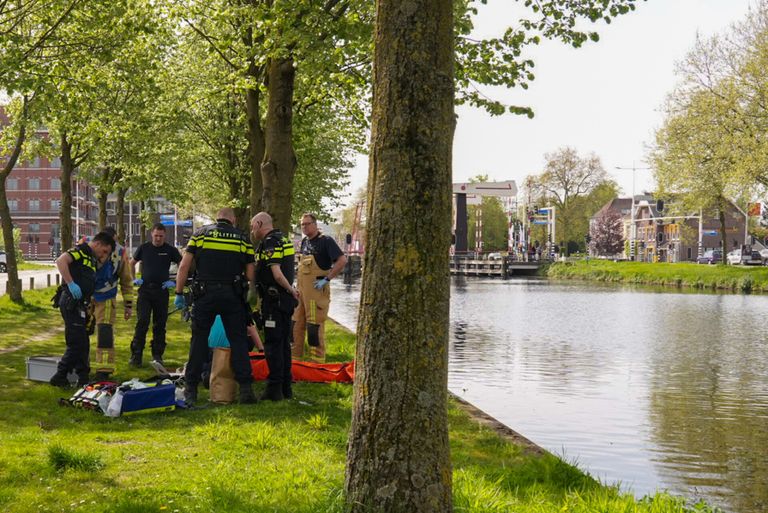 De man met de rollator belandde in het water aan de Kanaaldijk-Noordoost in Helmond (foto: Harrie Grijseels/SQ Vision).