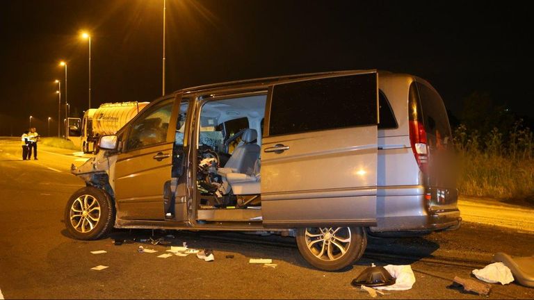 De bestuurder moest uit de bestelbus bevrijd worden (foto: Bart Meesters).