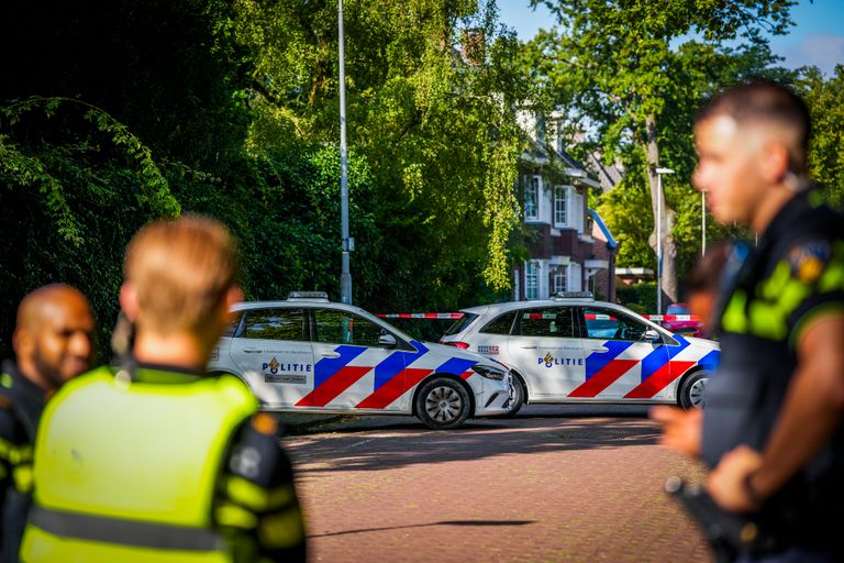 Na onderzoek blijkt de man in de bestelbus een natuurlijke dood te zijn gestorven (foto: SQ Vision).