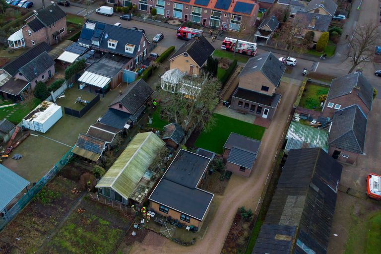 De brand woedde in een houtopslag pal naast een tuinhuisje in Oss (foto: Gabor Heeres/SQ Vision).