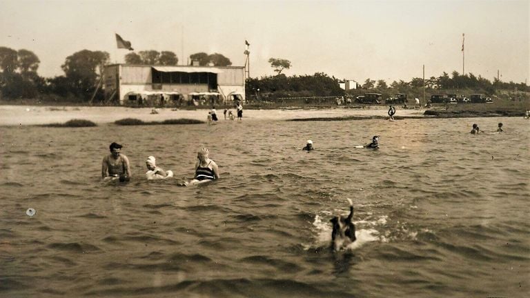Zwemmen in de Oosterschelde bij de Zeekant in Bergen op Zoom. (foto: West-Brabants Archief)