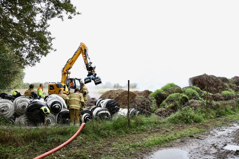 Met een kraan werden de hooibalen in Groeningen uit elkaar getrokken (foto: SK-Media).