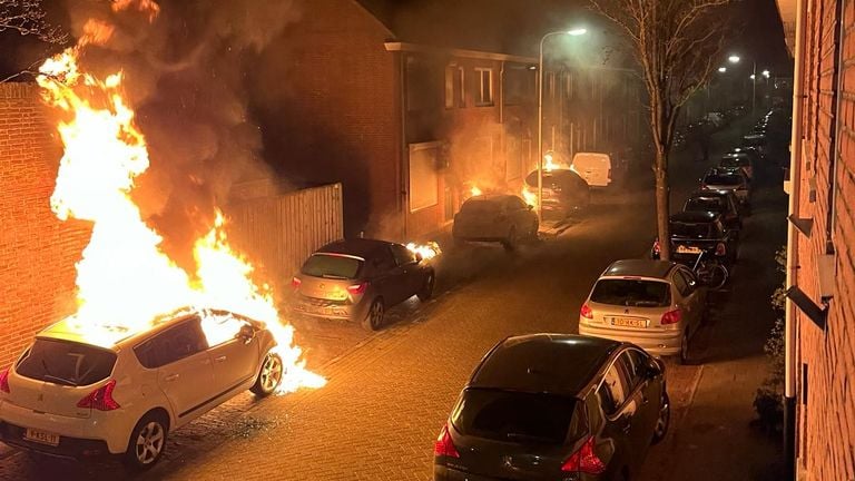 De autobranden werden rond vijf uur vrijdagnacht ontdekt (foto: Carmen Edens).