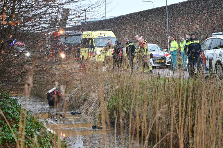 Na de vondst van de fatbike werd het water naast de Westerparklaan doorzocht (foto: Perry Roovers/SQ Vision).