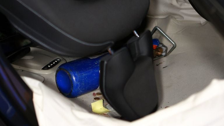 In de gecrashte auto werd een cilinder lachgas ontdekt (foto; Bart Meesters).