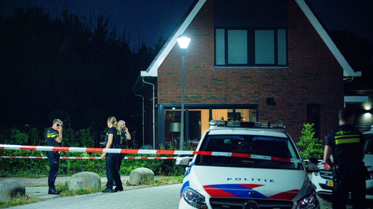 Recherche en forensische opsporing doen onderzoek bij de woning (foto: Jack Brekelmans/SQ Vision)