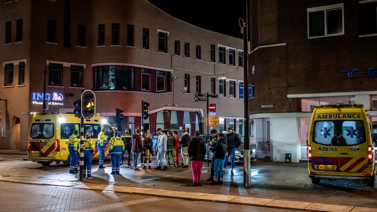 Na de aanrijding in Tilburg werden twee ambulances opgeroepen (foto: Jack Brekelmans/SQ Vision).