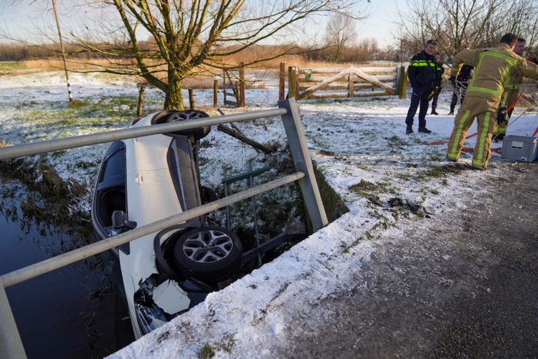 De auto bleef net boven het water hangen (foto: Harrie Grijseels/SQ Vision).