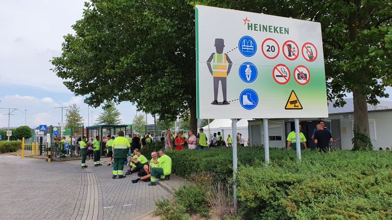 Medewerkers Heineken staan buiten (foto: Dirk Verhoeven).