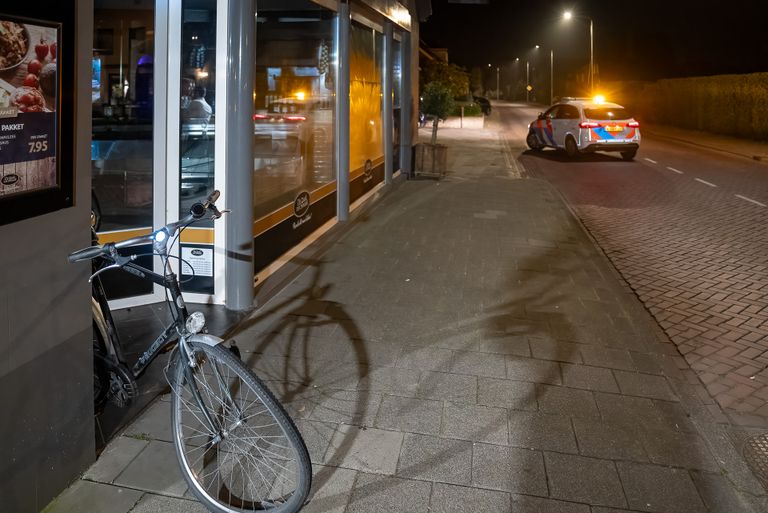 De fietser raakte bij de botsing gewond, de fiets liep een slag in het voorwiel op (foto: Iwan van Dun/SQ Vision).