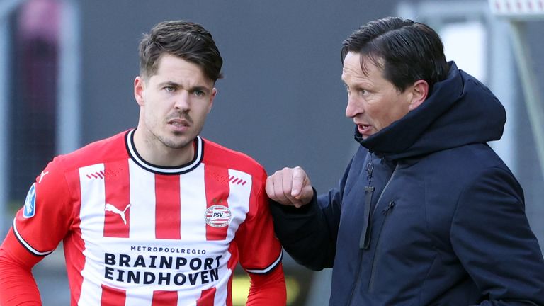 Marco van Ginkel klopt aan de deur bij trainer Roger Schmidt (foto: ANP). 