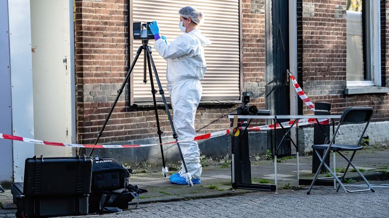 Technisch onderzoek zaterdagochtend aan de Zuid-Oosterstraat in Tilburg (foto: Jack Brekelmans/SQ Vision).